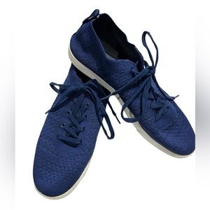 Sauvs brand men’s “The Zilker” knitted navy blue sneaker. Size 12 in EUC
